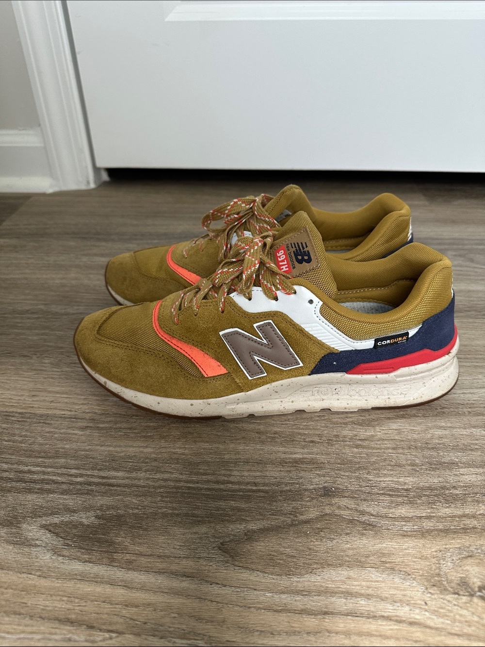 New Balance Mens Retro Inspired Sneakers CM997HLL Gold Moss